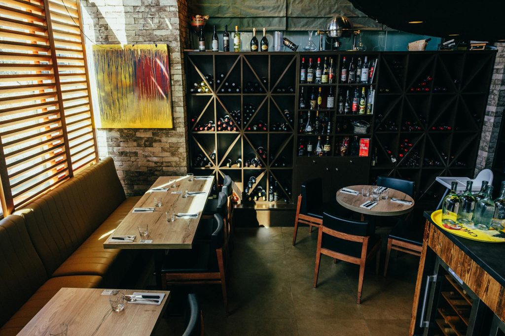 Bar à vins Paris 17 — intérieur bar à vins Paris