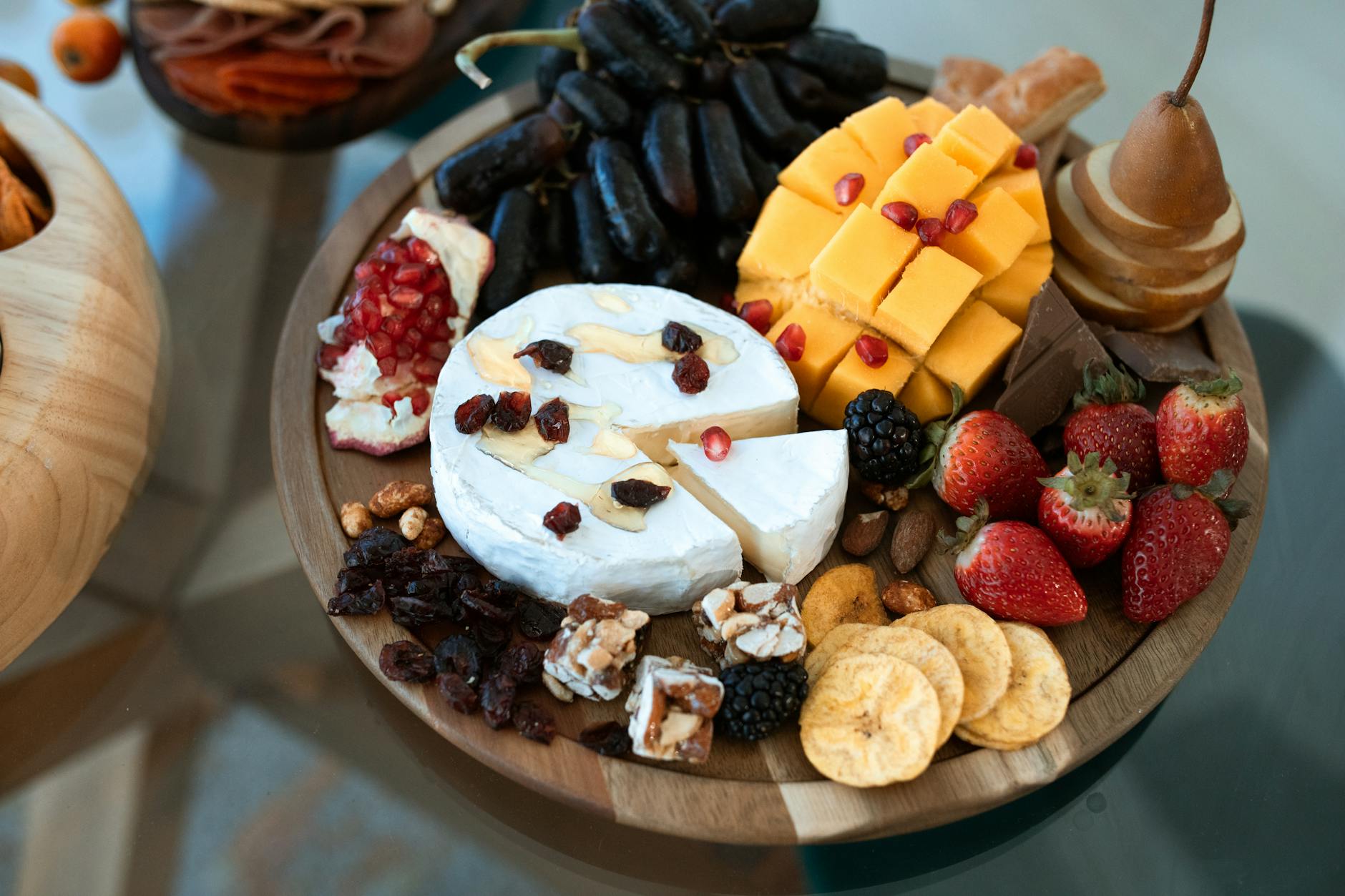 Caprice des Dieux enceinte : ce qu’il faut savoir pour manger sans stress — femme enceinte plateau de fromages