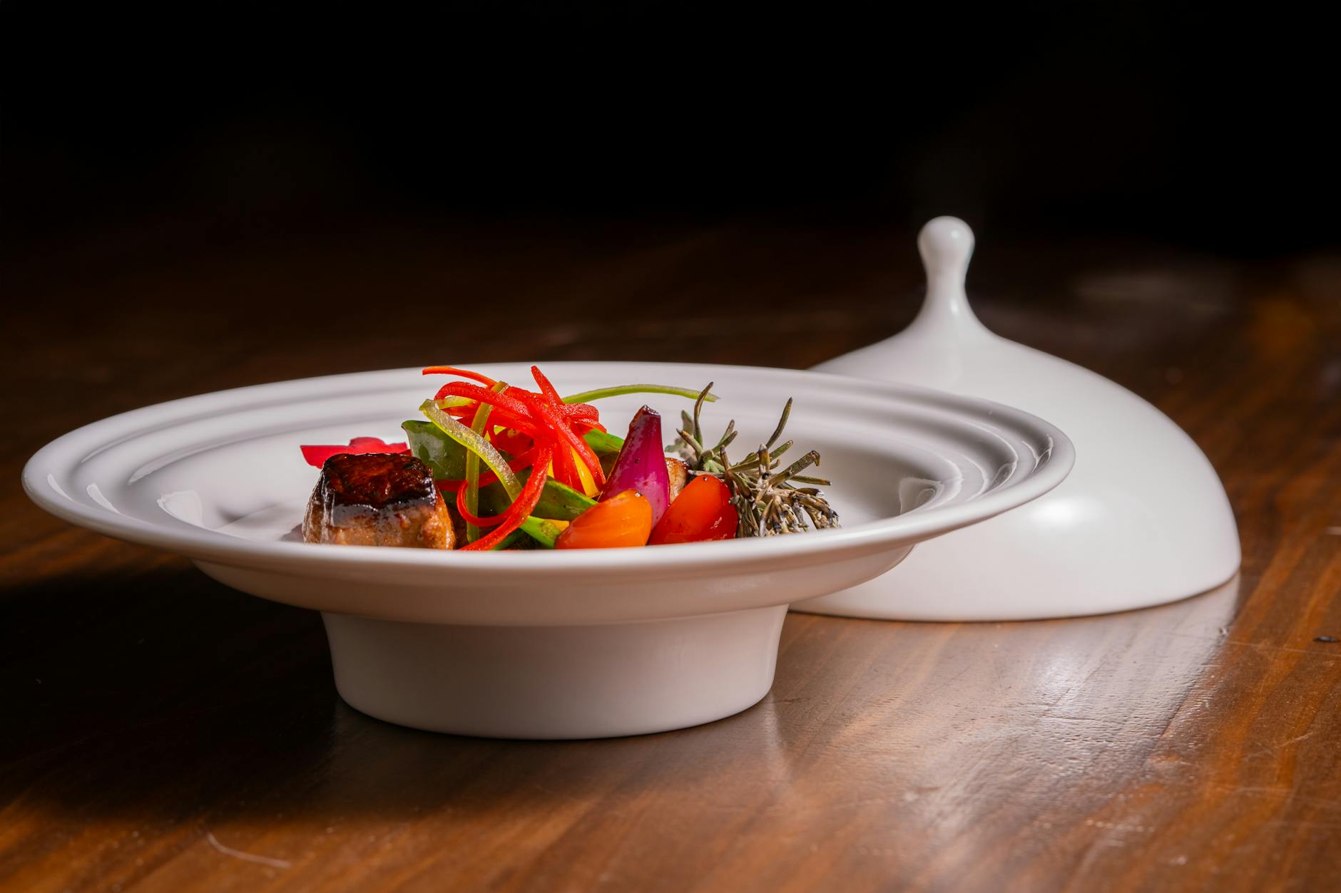 Les risques nutritionnels et infectieux du foie gras enceinte : entre listeria, toxoplasmose et le vrai du faux — plat de foie gras cuit