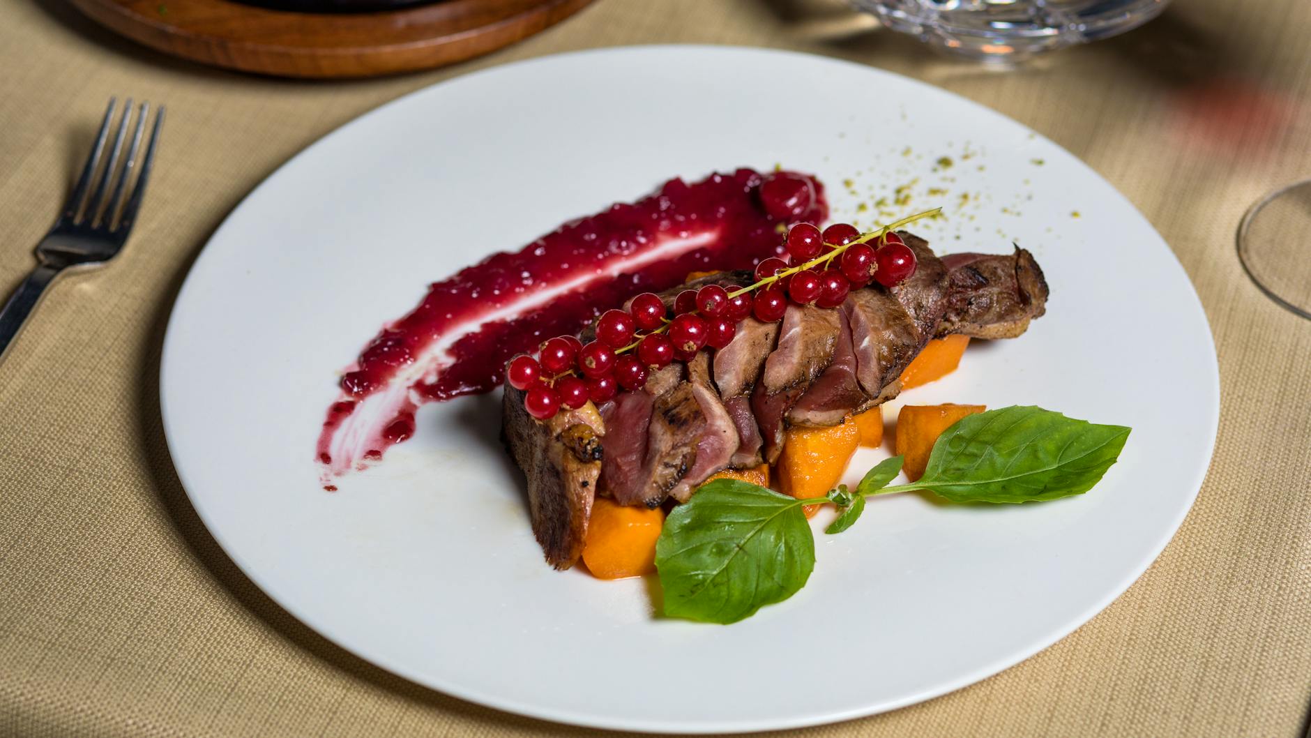 Accompagnements de féculents pour magret de canard : pommes de terre, risotto, polenta et pâtes — magret de canard avec légumes et sauce
