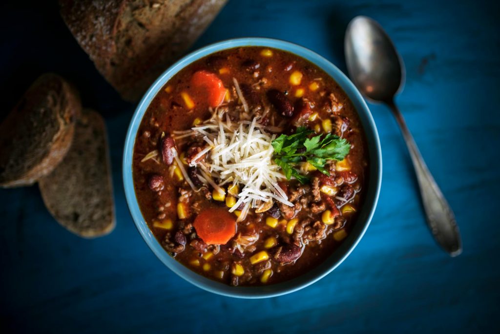 Chili cone carne la recette — bol de chili con carne avec garnitures