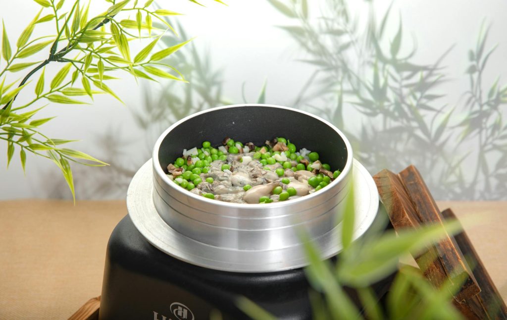 Cuisson des petits pois frais — petits pois frais dans une casserole