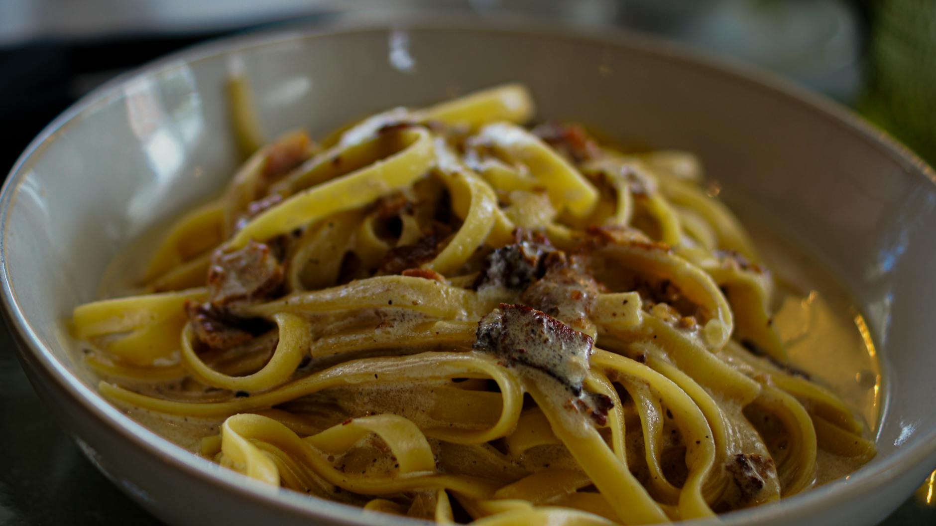 Pâtes carbonara à la crème fraîche rapide et fondante : les ingrédients qui changent tout — plat de pâtes carbonara à la crème