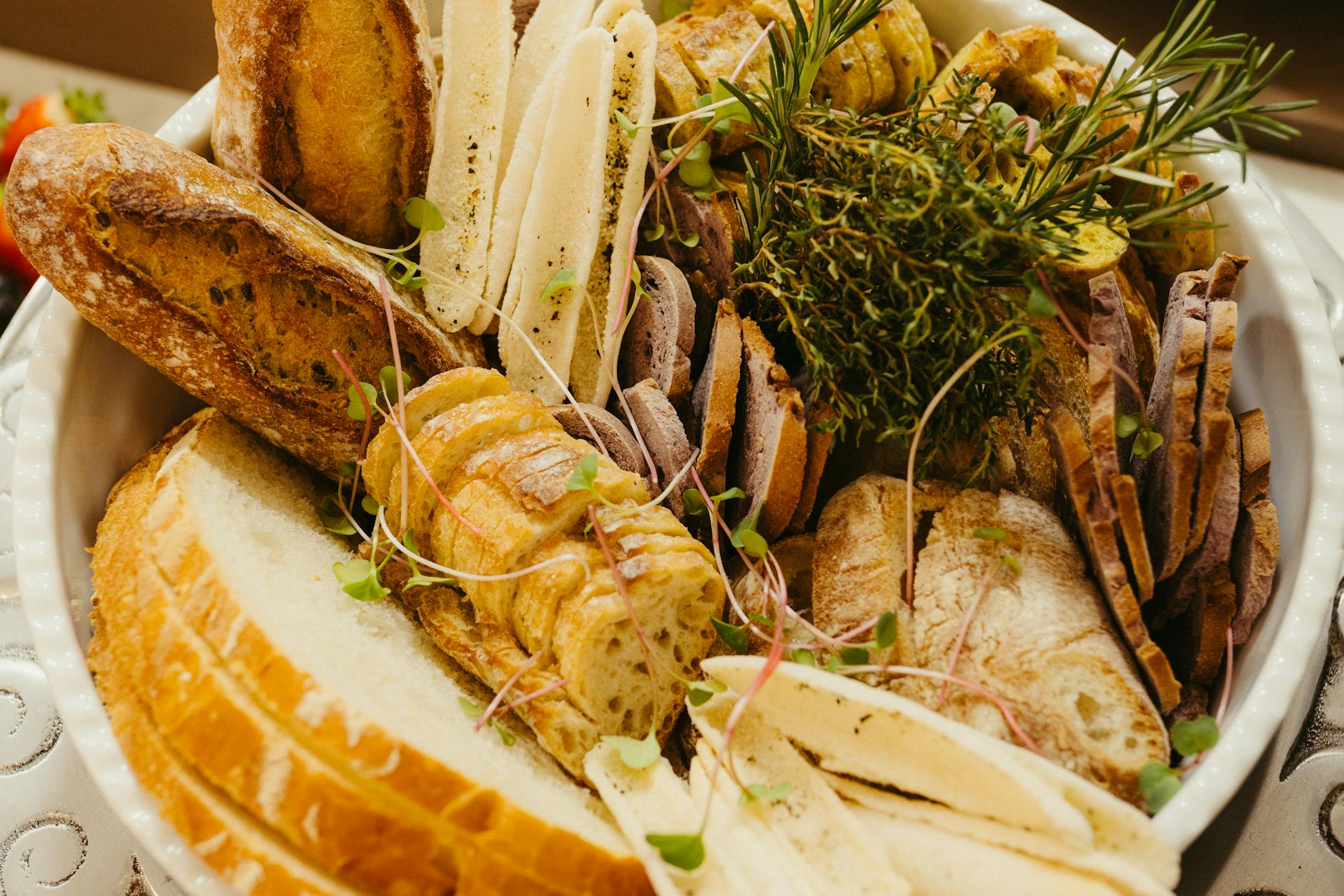 Les classiques indémodables : baguette, campagne et seigle pour foie gras — plateau de foie gras et pain
