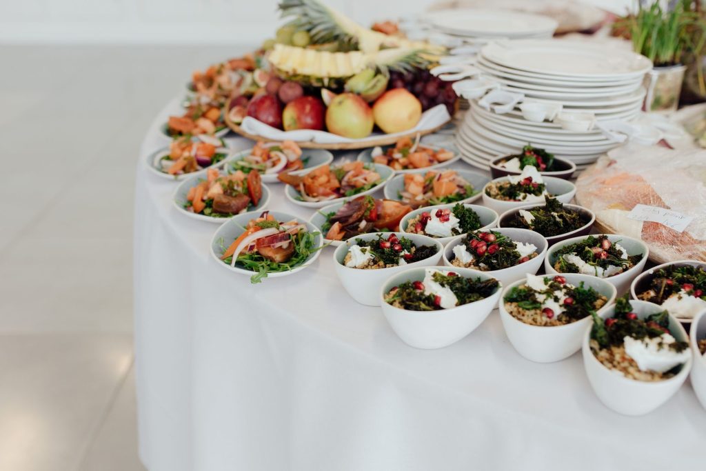 20 plats pour 10 personnes — grande table de dîner avec divers plats