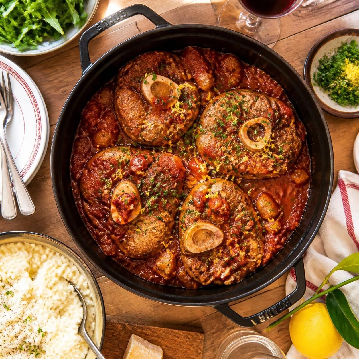 découvrez la recette traditionnelle italienne de l'osso bucco de veau à la milanaise, un plat savoureux et authentique parfait pour un repas convivial.