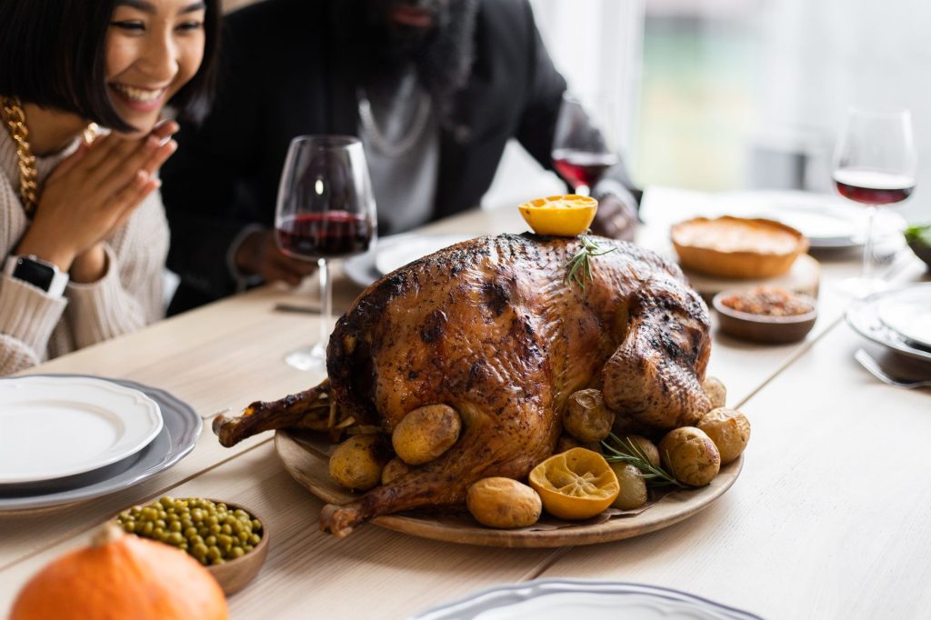 Comment cuire un chapon pour — chapon rôti sur une table festive