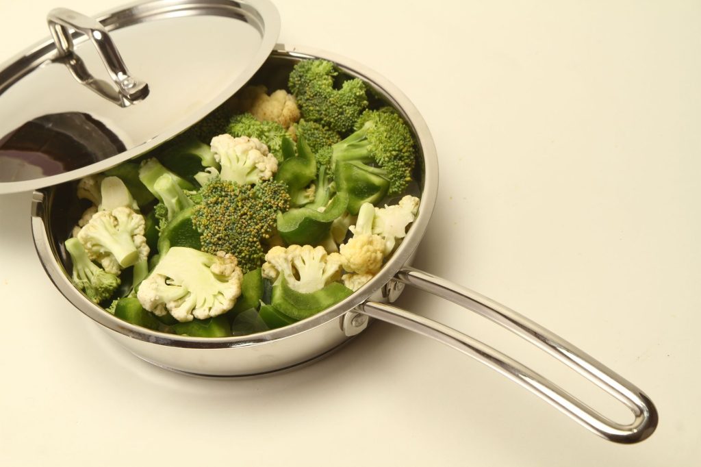 Cuisson du chou-fleur à l'eau — chou-fleur bouilli dans une casserole