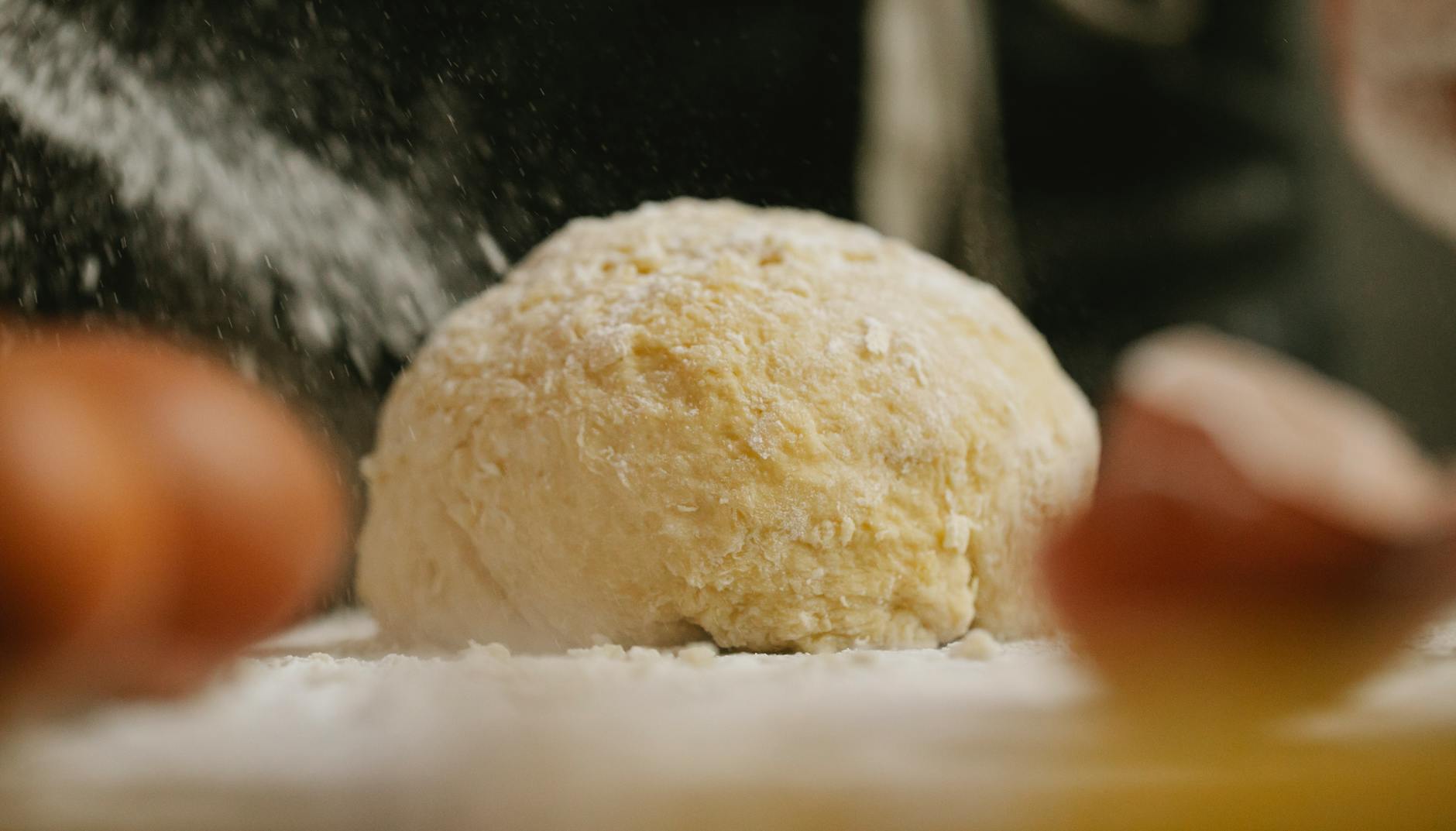 Brioche maison sans robot : les ingrédients et le matériel vraiment utiles — préparation de la pâte à brioche maison