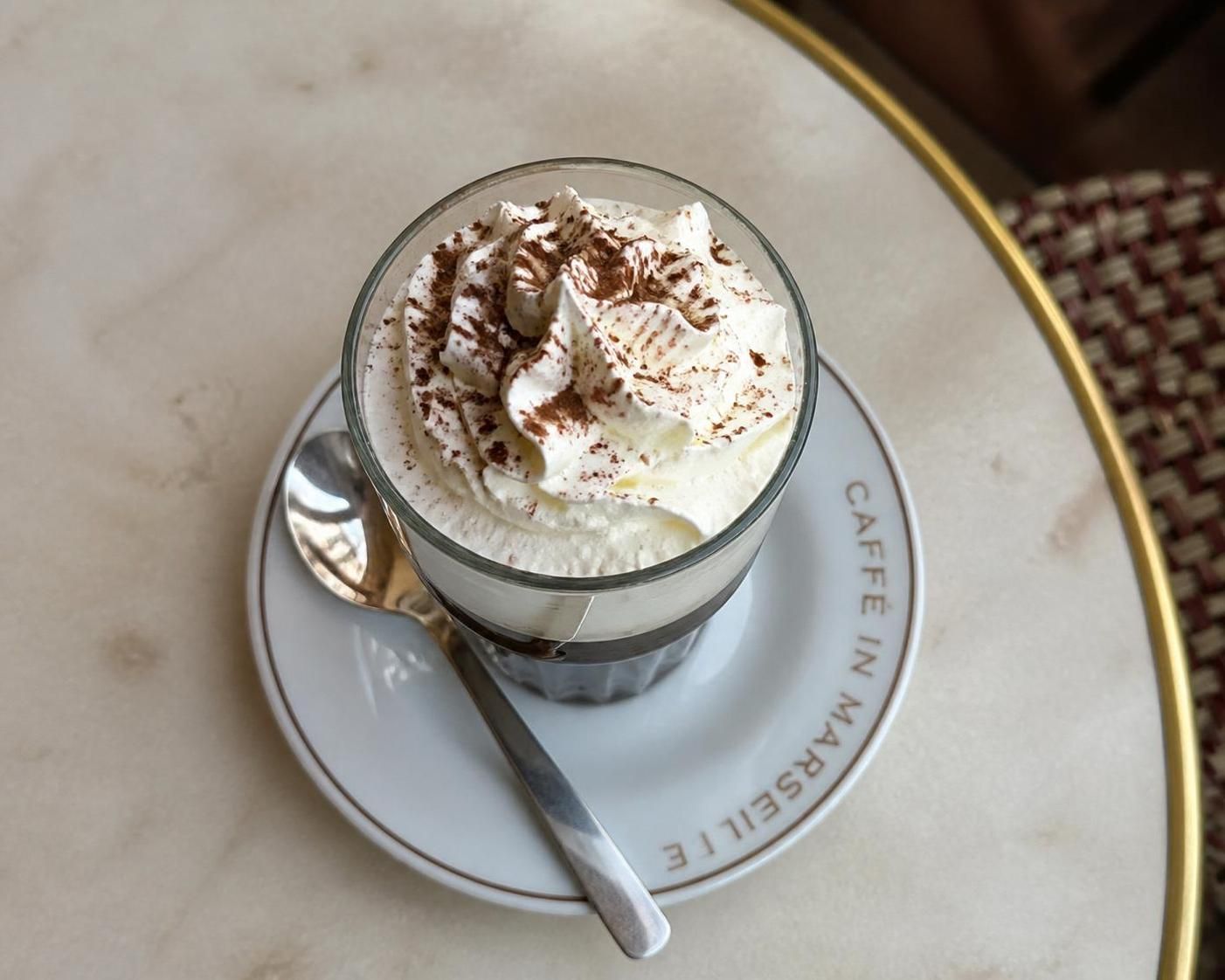 découvrez comment préparer un authentique café viennois maison avec du café noir intense et une délicieuse chantilly faite maison pour un moment gourmand.