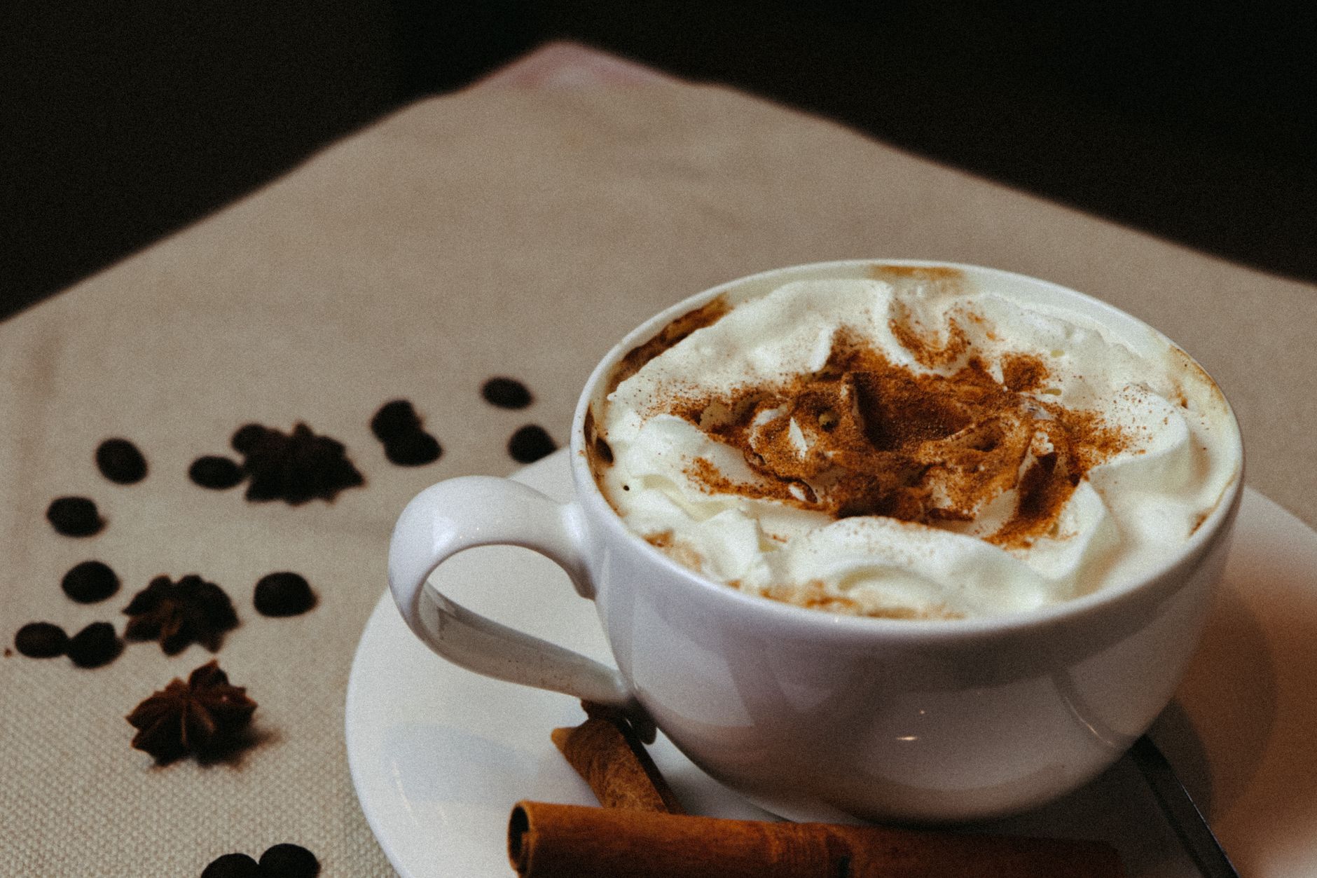 Préparer un vrai café viennois maison au café noir et chantilly : la base à maîtriser — café avec crème fouettée dans une tasse
