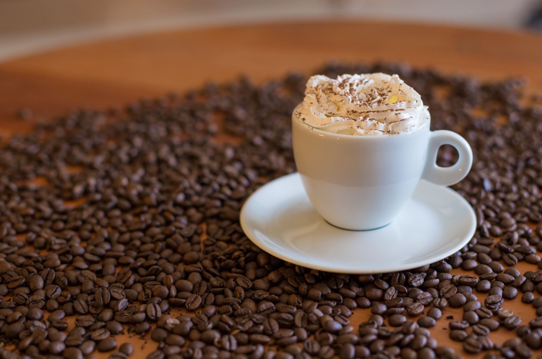 Préparer un vrai café viennois — café avec crème fouettée dans une tasse