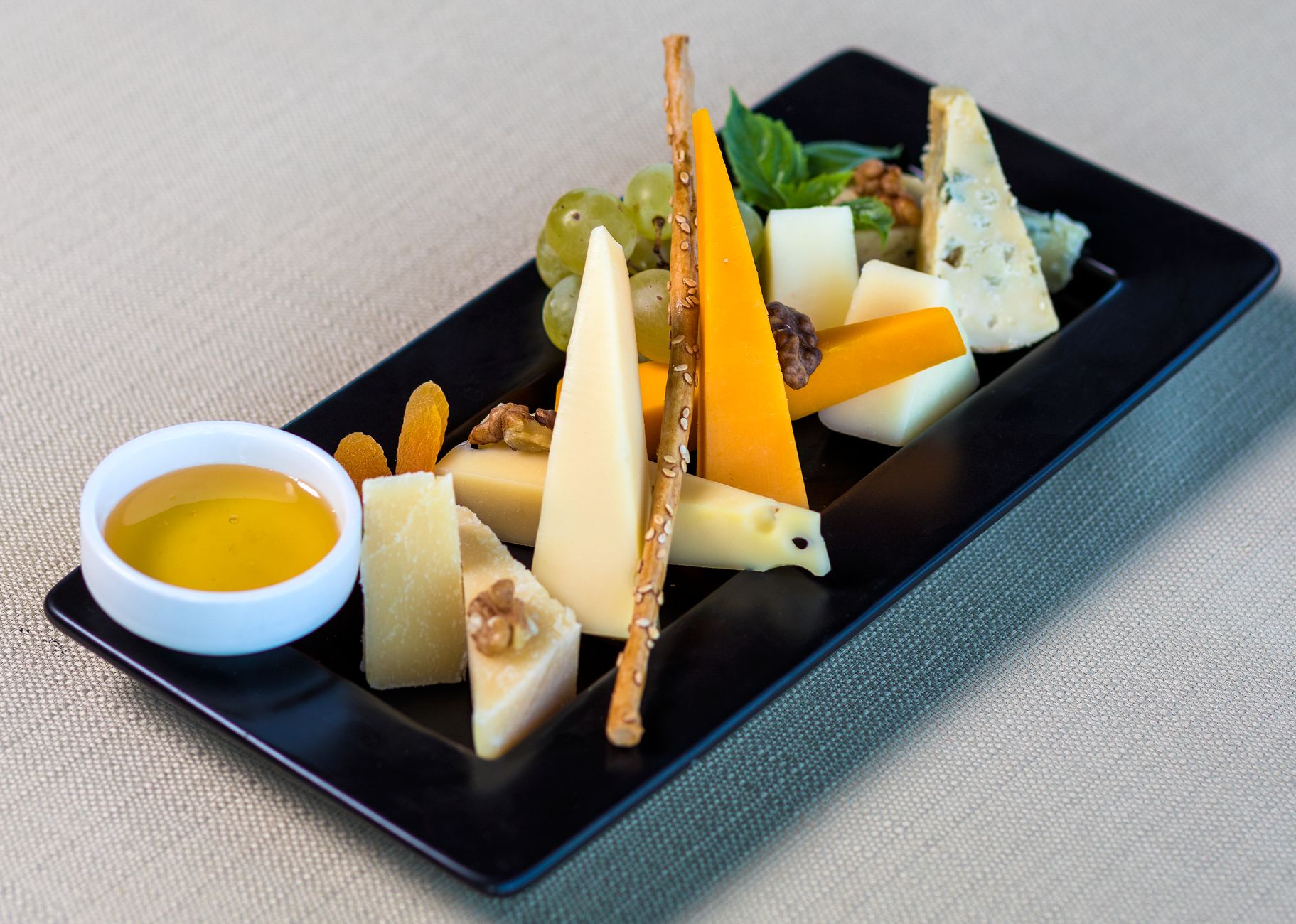 Top 10 des fromages les moins gras pour un régime sans frustration — plateau de fromages faibles en gras