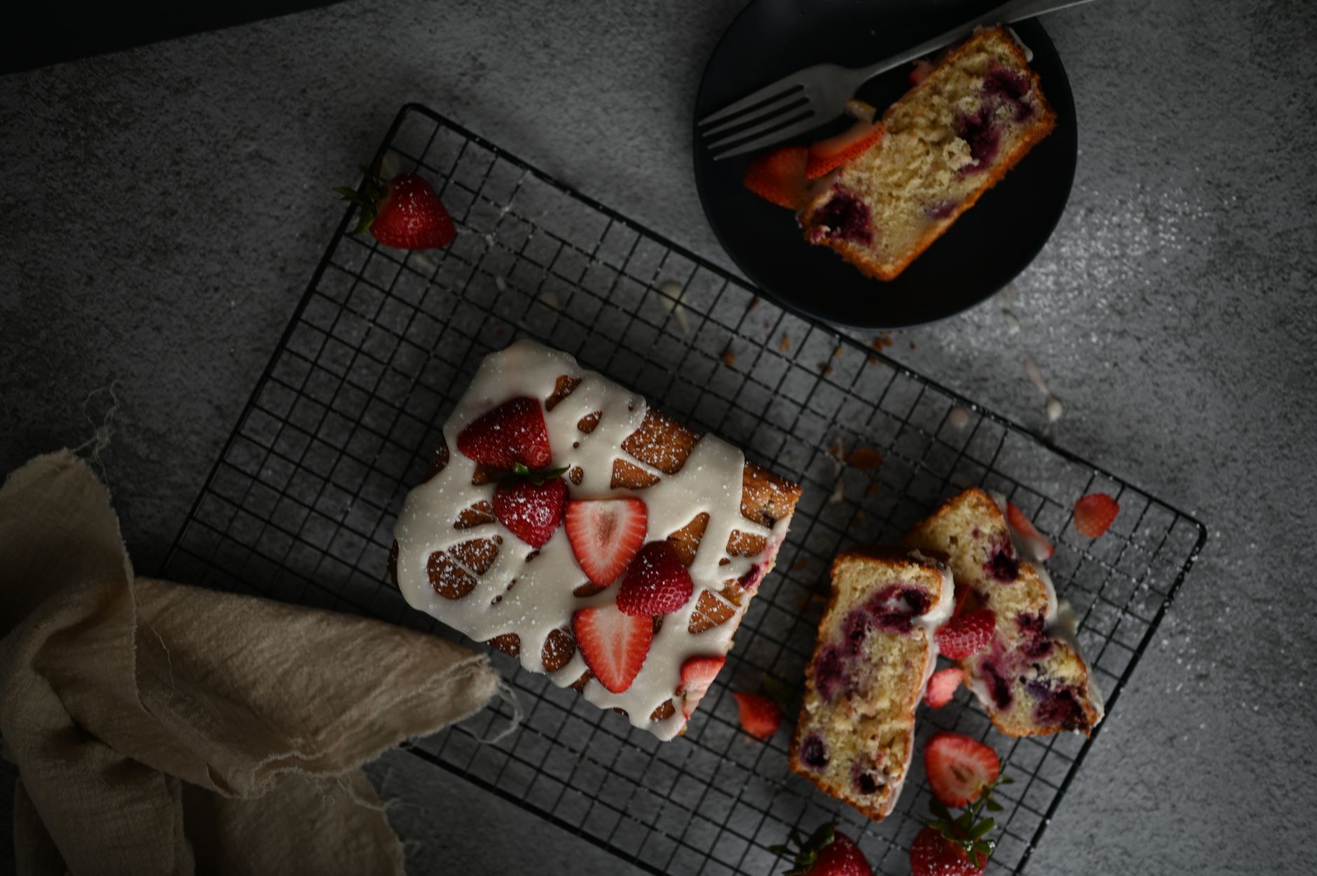 En bref : le gâteau de semoule sans œuf — part de gâteau de semoule avec fruits