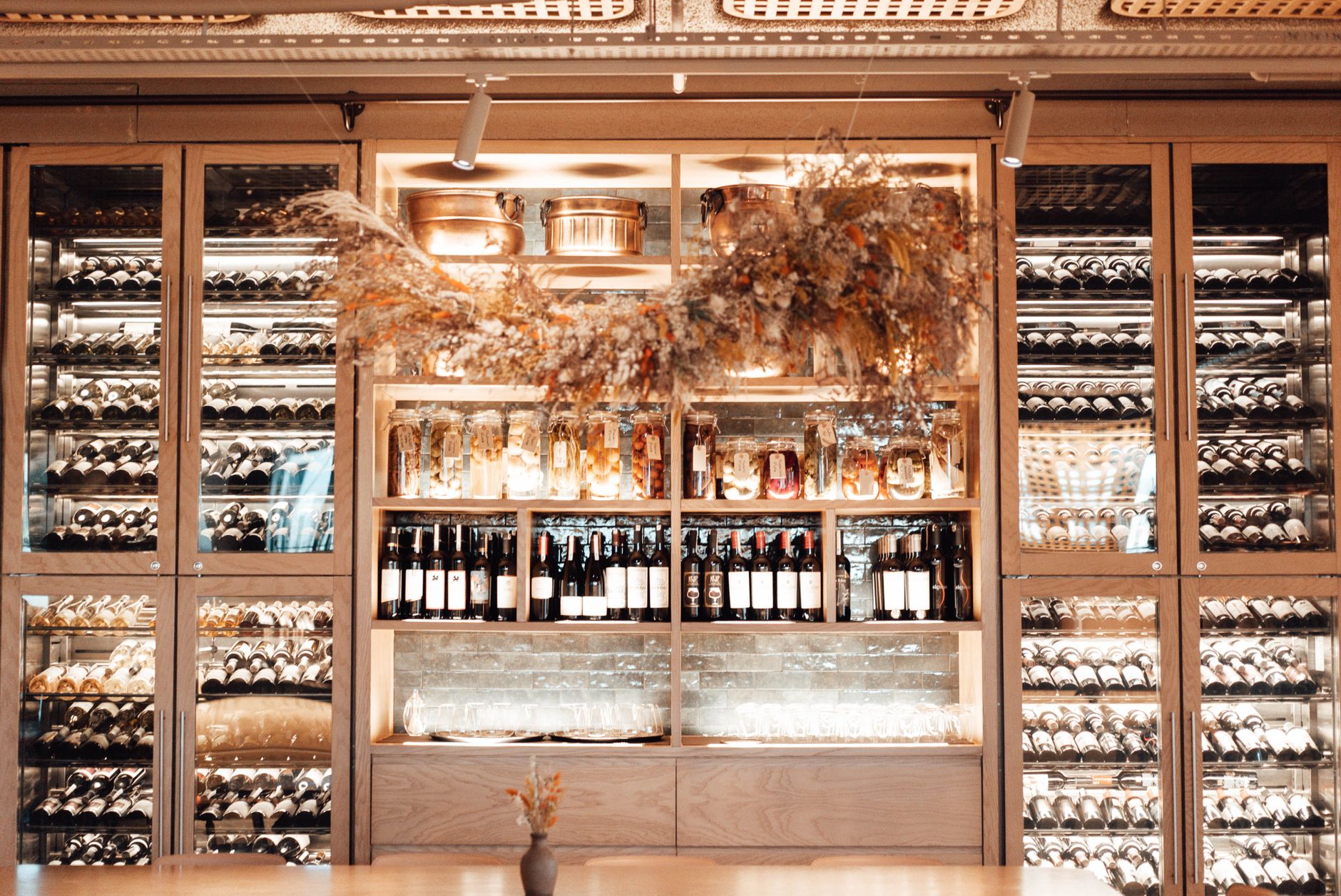 Cave à vin encastrée, intégrée ou en pose libre : trois installations différentes — cave à vin intégrée dans une cuisine