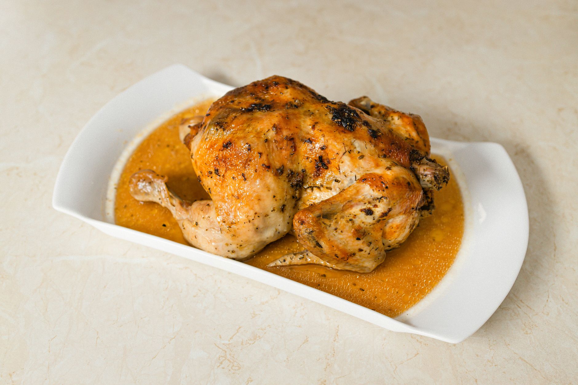 Temps de cuisson du poulet fermier au four selon le poids — poulet fermier rôti avec des herbes