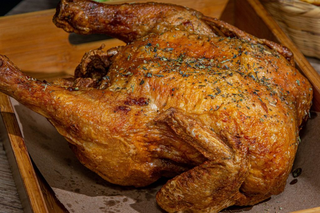 Cuisson du poulet fermier au — poulet fermier rôti avec des herbes