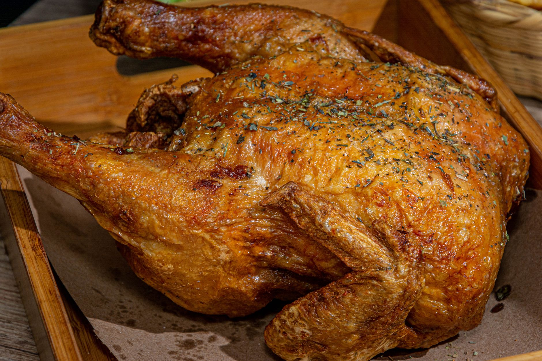 Cuisson du poulet fermier au — poulet fermier rôti avec des herbes